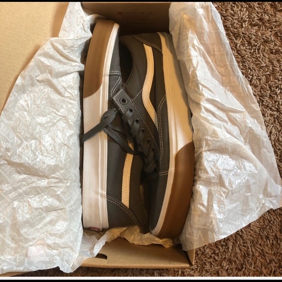 Women’s Old Skool Vans - Picture 2 of 4